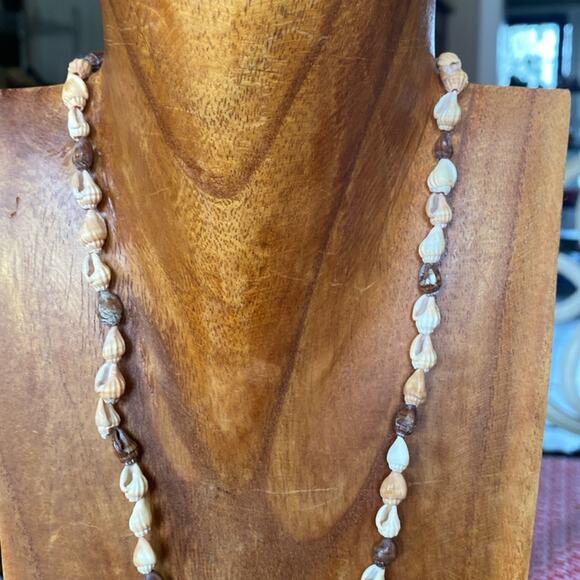 Handmade shell necklace with lovely shell pendant - Picture 3 of 3